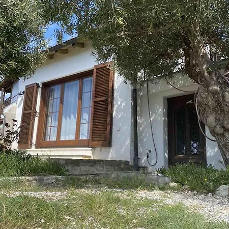 σε συγκρότημα στην *