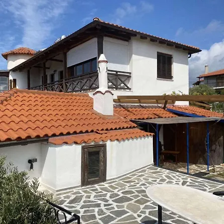 σε συγκρότημα στην *