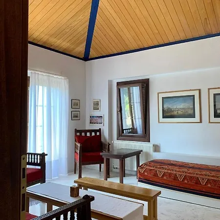 σε συγκρότημα στην *